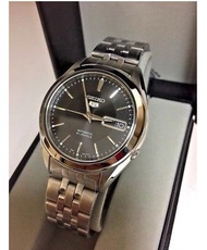 SEIKO 5 Automatic Men's Watch รุ่น SNKL23K1 - สายแสตนเลสสีเงิน หน้าปัดสีดำ - มั่นใจ ของแท้ 100% ประกันศูนย์ 1 ปี