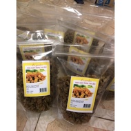 5 ounces of super delicious raisins