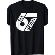 Kemeja-t lucu lelaki Six Seven meme - leher krew, kemeja-t lengan pendek yang memaparkan huruf "67" 