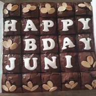 Kue ulang tahun / Brownies ulang tahun spesial dengan huruf custom