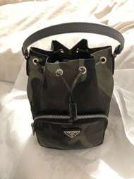 Prada 1N1864 綠迷彩mini水桶包 日本購入超限量 有背帶 有卡 有防塵袋 背帶全新Prada 高雄門市購入，附Prada維修單 Prada包 迷彩就是潮