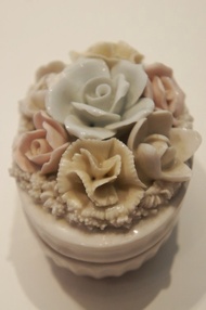 彩色捏花 瓷製珠寶橢圓盒 PdB 精選紐約古董