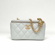 CHANEL 長盒子化妝包淺綠色羊皮鐳射標金扣山茶花調節扣肩背包
