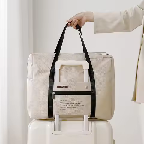 A foldable handbag that can be attached to the luggage handle, with a large capacity to hold travel 