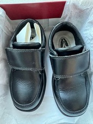 黑色返學皮鞋  hush puppies