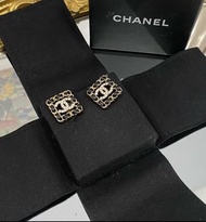 Chanel 耳環 方形皮穿链双C满钻耳钉