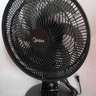 Midea | พัดลมตั้งโต๊ะสีดำ 7 ใบพัด 12 นิ้ว 3 ระดับความเร็ว