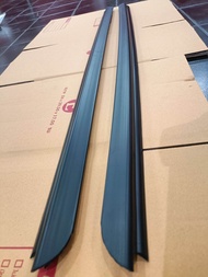 ยางรีดน้ำขอบกระจก TOYOTA commuter Hiace ปี05-18 KDH200-222