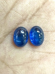 พลอยไพลินสีน้ำเงินทรงคาโบชองคู่ 2.57 กะรัต 7.2x5.3 มม. รูปทรงรี อัญมณีธรรมชาติ 100% Blue sapphire ca