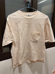 uniqlo U系列 寬版S號短袖T恤 #米色 #短版 #9.5成新  衣長約64公分（後衣長） 衣寬約48公分