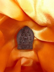 如來八塔 釋迦弁尼佛藥擦擦，藏地 老藥擦，金剛獅子座如來佛藥擦擦，非常殊勝的一個小佛像正面脫模背面手工捏制，上師的掌紋指模依然可見，聖物製作的小佛像清香撲鼻，非近代擦擦可比，佩戴或供奉可對治四百零四種