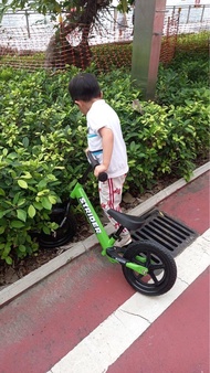 Strider 綠色平衡車