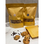 Chocolate-chip almond flakes cookies