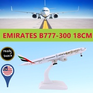 18cm Emirates Airlines Boeing B777 dengan Roda Gear Pendaratan Resin Penumpang Kargo Pesawat Kapal T
