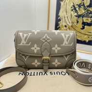 【閒置❤️】 LV  Diane法棍包 手提包 牛皮壓紋大象灰  斜挎包