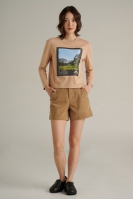 Mc JEANS เสื้อยืดแขนยาวผู้หญิง ทรงครอป คอกลม สีครีม (The Journey Collection – เดอะ เจอร์นี่) MTTZA65