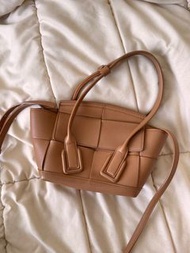Bottega Veneta BV Arco 29 手提包（可斜背）