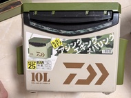 有戰績DAIWA Cool Line α S 1000X LS 10L 釣魚冰箱 (連雙竿架/小物盒) 迷彩綠