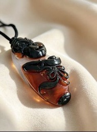 天然黑皮俏色 瑪瑙水晶共生 隨形原石 掛件agate pendant｜大師巧雕 猴子🐒馬騮仔如意 寶石
