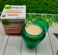 Cream Garnier Gentong Holo - Cream Perawatan Wajah / Garnier Whitening Cream Complete Krim Pelembab Siang Dan Malam Kemasan Gentong +SPF30