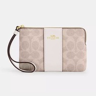 Coach 經典印花真皮手拿包 - Gold/Sand/Chalk [平行進口]