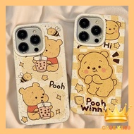 การ์ตูนน่ารักหมีพูห์ดื่มชานมสีเหลืองกรณีโทรศัพท์ iPhone 7Plus 11 13 14 12 15 Pro Max X XR XS MAX 7 8 6 15 Plus SE 2020