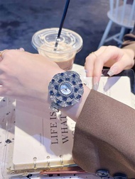 พลอยเทียมทรงดอกไม้ที่มีเอกลักษณ์เป็นนาฬิกากําไลหน้าปัดขนาดใหญ่สำหรับผู้หญิงดูหรูหราทันสมัยสง่างามเหม