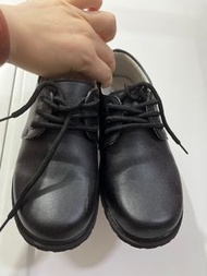 99.99% New 新淨 真牛皮 兩層皮 鞋仔 童軍 大會操 返學鞋 學生鞋 綁帶鞋 綁帶 二手鞋 黑皮鞋 黑鞋 香港大球場 幼童軍 童軍 小學 雞 小學生 小一 小二 小三 小四 小五 小六 中一