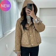 Burberry 80709691 女款及腰短版絎縫尼龍米色外套 -典藏米色與可拆連帽設計 M/L《當季專櫃正售★全新商品 》