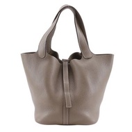 二手 Hermès Picotin MM 手提包，採用 Taurillon Clemence Etoupe 皮革製成，2005 年。包括腰帶扣環和背帶。