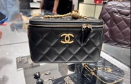 最新22K 爆款 專屬VIP款式 全新現貨 CHANEL SMALL VANITY WITH CHAIN 新版調節扣鏈 長盒 長盒子 手袋 包 (黑色 BLACK X 金扣 GHW) 羊皮 菱格紋 可放IPHONE PRO MAX  (附專櫃單)