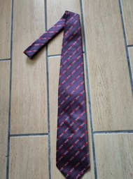 東森集團時期東森購物企業代表領帶，採用義大利品牌ANTONIO BALDAN