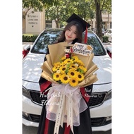 TRI SUNFLOWER WAX FLOWER BOUQUET GRATITUDE PHOM TO 70-75CM + BANER HAPPY GRADUATION AND BEAR IN CLAS