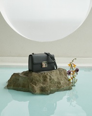 Labella :รุ่น Luna M ไซต์ใหญ่ **(สี Ivory รอ 25-30 วัน)**กระเป๋าสะพายสายโซ่ ไซต์ M (8 สี)