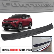 กันรอยท้าย กันรอยกันชนท้าย รุ่น โตโยต้า ฟอร์จูนเนอร์ TOYOTA FORTUNER ปี 2015 - 2023 สีดำด้าน มีโลโก้