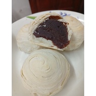 kuih bulan kacang merah, moon cake with red bean paste,古早味黑豆沙烤皮豆沙饼，传统豆沙月饼，黑豆沙月饼