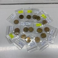 1980年香港一毫 $0.1硬幣 每個由$90起至$180/個 幾十年歷史 品相如圖  歡迎郵寄/到旺角女人街本店選購 早期錢幣 古錢及其他貨品
