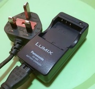 Panasonic LUMIX DE-992B 電池充電器，適用於相機電池充電。帶有英式插頭，型號為DE-992B。輸入電壓為100-240V，輸出為DC4.2V 0.43A。產品由Matsushit