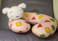 全新景品 BANPRESTO 蠟筆小新 療癒系新品《蠟筆小新》睡夢中小白玩偶頸枕 (粉紅色) / 旅行搭飛機必備 Taito Station / Namco / 冒險樂園