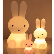 ตุ๊กตากระต่ายเนื้ออ่อนเรืองแสงกระต่าย Miffy【ของขวัญปี】ตุ๊กตาไฟการ์ตูน LED กันการชนกันโคมไฟตั้งพื้นวั