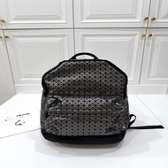 《仙闆名牌精品》ISSEY MIYAKE 三宅一生 BAOBAO 金屬 鐵灰色 壓印方格 後背包 肩背包 手提包