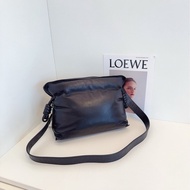 【99新】Loewe 新款 Flamenco 黑銀 泡芙全皮福袋 寬肩帶 斜挎包 單肩包