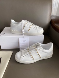 Valentino 鉚釘小白鞋