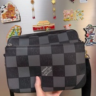 LV 黑灰格Trio斜背包