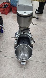 10L直立式攪拌機 HK-101,台灣製造半貫1.5公斤10公升攪拌機,二手良品，狀況如圖，2006年製品項普普。有較名顯使用痕跡已完成清潔售價3000元，電壓110V單項電，重量 概:60公斤馬力：