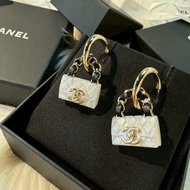 CHANEL 穿皮鍊雙C菱格紋包包耳環