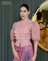 Carisa เสื้อลูกไม้ปักเดินเส้นเป็นริ้ว ตกแต่งด้วยลูกไม้ตรงช่วงอก แขนบอลลูน ช่วยพรางต้นแขน ซิปซ่อนด้าน
