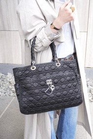 【日本直送 名牌中古包】Christian Dior 迪奧 Cannage 黛妃包 托特包 黑色 品牌 LOGO 吊飾 尼龍 ggknav