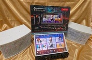 近全新，3TB 全新款 香港版音王2026全新曲庫(盒圖跟機相同，實機白色。)點歌機卡啦OK，全新無線咪4支及全新喇叭&全新專業 卡啦ok小型 擴音機全套！保護貼配件全齊即用，巳開通高速下載免買會員。