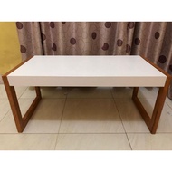 Table 80cm x 50cm x 50cm